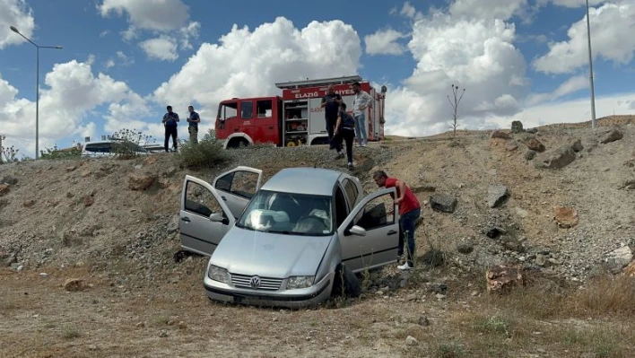 Elazığ'da otomobil şarampole uçtu: 5 yaralı


