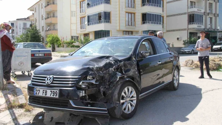 Elazığ'da pikap ile otomobil çarpıştı: 4 yaralı

