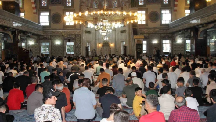 Elazığ'da vatandaşlar, bayram namazı için camilere akın etti

