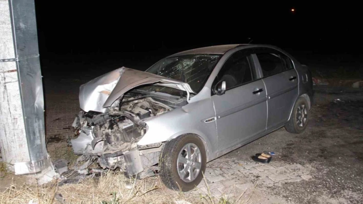 Elazığ'da kontrolden çıkan otomobil aydınlatma direğine çarptı: 6 yaralı

