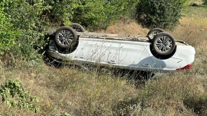 Elazığ'da otomobil tarlaya uçup ters döndü: 4 yaralı

