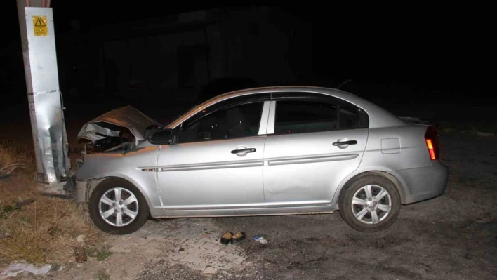 Elazığ'da otomobiliyle direğe çarpan sürücü hayatını kaybetti

