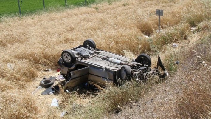 Elazığ'da otomobil şarampole uçup ters döndü: 6 yaralı

