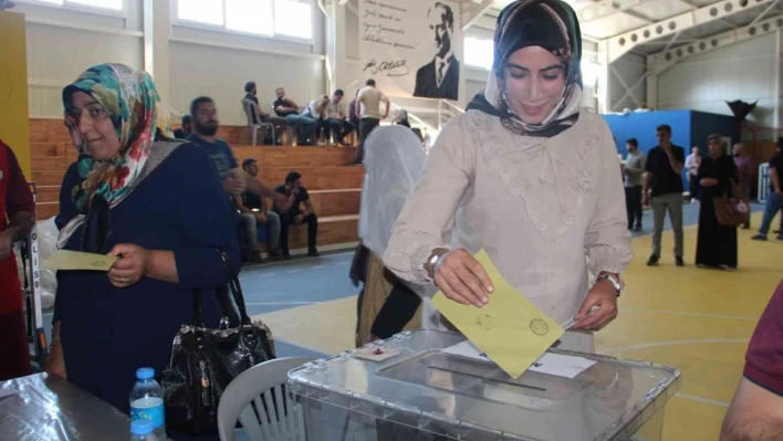 Elazığ'da bir mahalle sandık başında gitti
