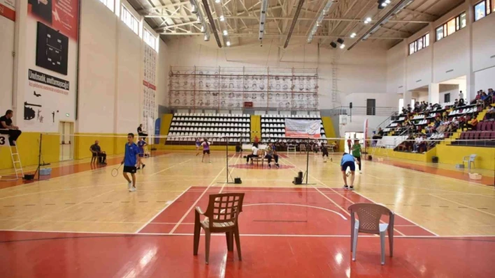 Analig badminton çeyrek finalleri Elazığ'da başladı
