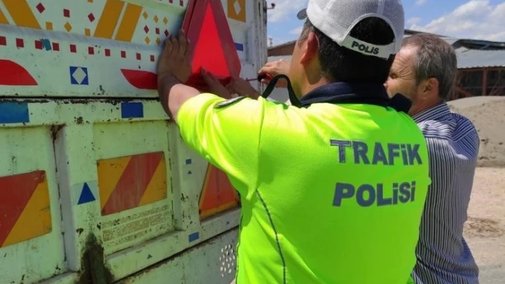 Polis, traktör sürücülerini bilgilendirip römorklara reflektör taktı
