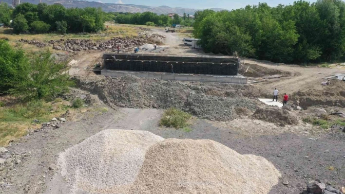 Elazığ'da Şorşor Deresi üzerine yeni köprü inşa ediyor
