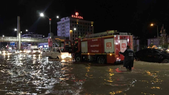 Elazığ'da sağanak biranda bastırdı, onlarca araç yolda kaldı
