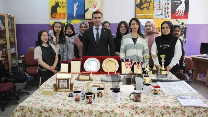 Elazığ'da öğrenciler hem okuyup hem meslek öğrenerek harçlıklarını çıkarıyor
