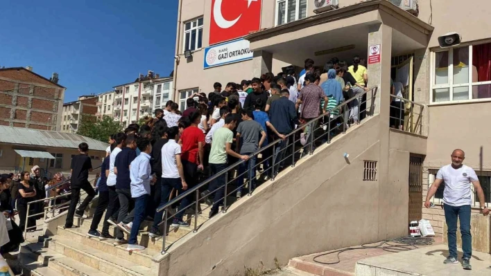 Elazığ'da LGS heyecanı başladı, öğrenciler içeride aileler dışarıda ter döktü
