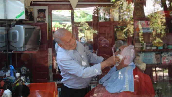 Ailesi maddi imkansızlıklar nedeni ile okutamadı, 50 yıldır makas sallayarak çocuğunu avukat yaptı
