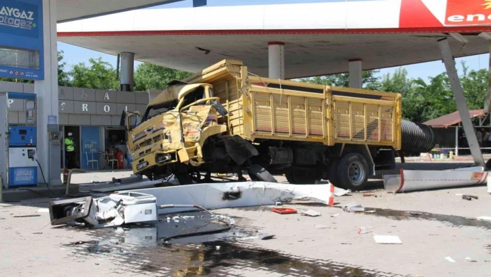 Elazığ'da facianın eşiğinden dönüldü, otomobile çarpan kamyon akaryakıt istasyonuna girdi: 5 yaralı
