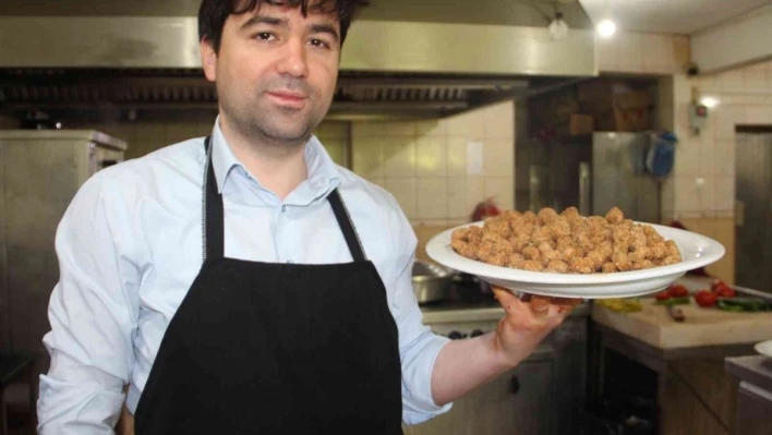 Kaymakam Türk Mutfağı Haftasında kolları sıvadı, kadınlarla birlikte mutfağa girdi
