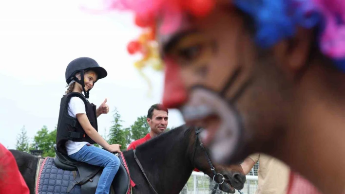 Ahıskalı çocuklar ilk kez at binmenin heyecanını yaşadı