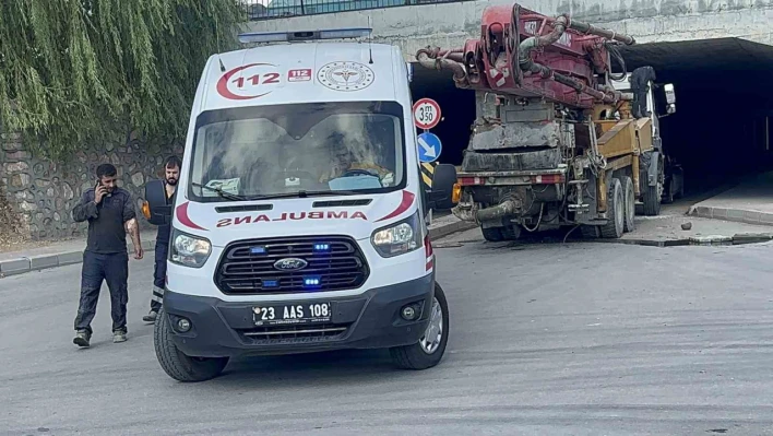 Beton pompa aracı alt geçitten geçmeye çalıştı: 2 yaralı