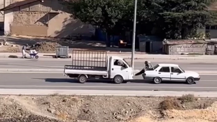 Bir garip yol yardımı: Yolda kalan aracı ayaklarıyla itti