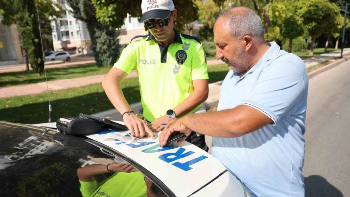 Cezanın şokuyla el frenini çekmeyi unuttuğu araç hareket etti