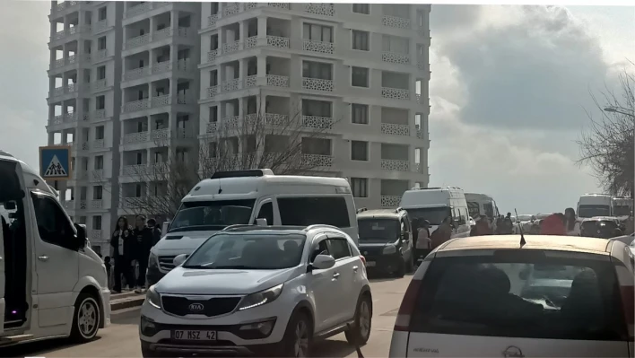 Cumhuriyet Ortaokulu'nda Servis Tehlikesi!