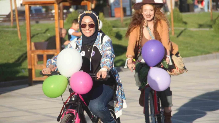 Elazığ'da 'Süslü Kadınlar' pedal çevirdi