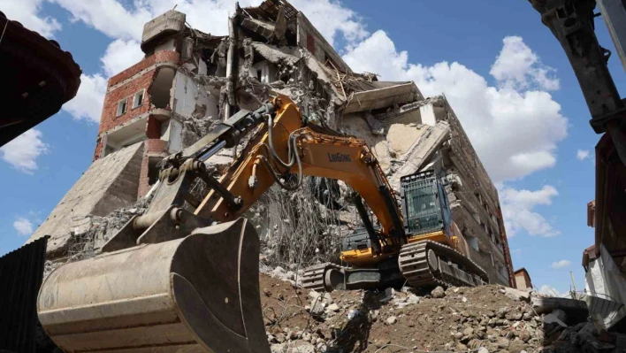 Elazığ'da ağır hasarlı yapıların yıkımları sürüyor