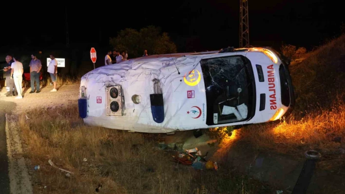 Elazığ'da ambulans şarampole devrildi: 3 yaralı