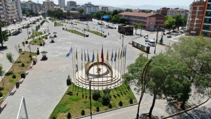 Elazığ'da bayram tatilinin ilk gününde yollar ve caddeler boş kaldı