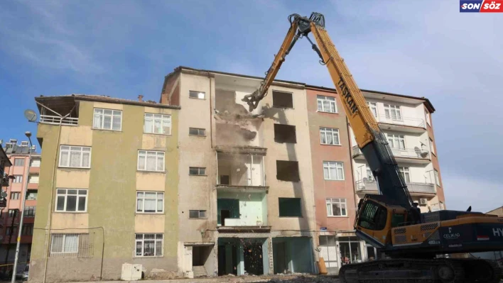 Elazığ'da depremde ağır hasar alan 3 katlı binaların yıkımı tamamlandı