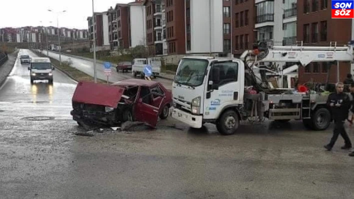 Elazığ'da elektrik arıza aracı ile otomobil çarpıştı: 4 yaralı