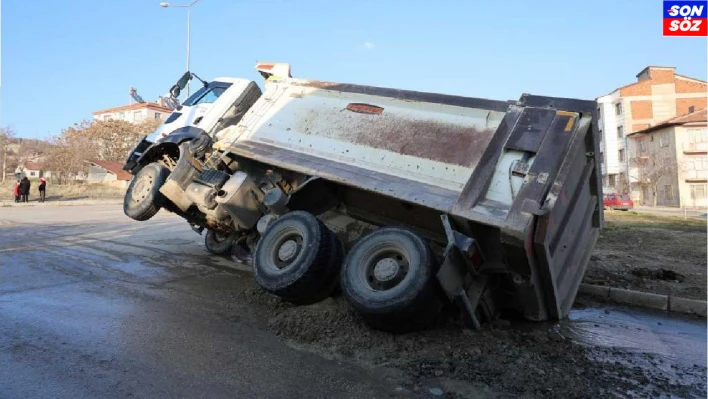 Yol çöktü kamyon çukura düştü