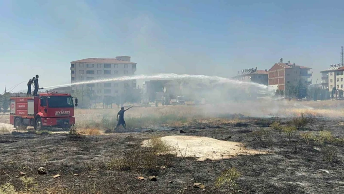 Elazığ'da mahalle arasında çıkan ot yangını söndürüldü