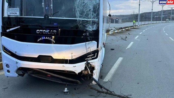 Elazığ'da midibüs çarptığı aydınlatma direğini devirdi