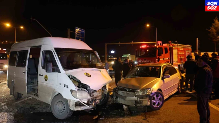 Elazığ'da minibüs ile otomobil çarpıştı: 5 yaralı