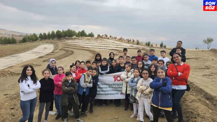 Elazığ'da öğrenciler, Cumhuriyet'in 100. yılında 100 fidan dikti