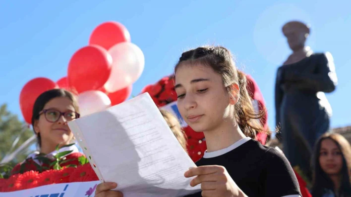 Elazığ'da öğrencilerden anlamlı Cumhuriyet Bayramı kutlaması