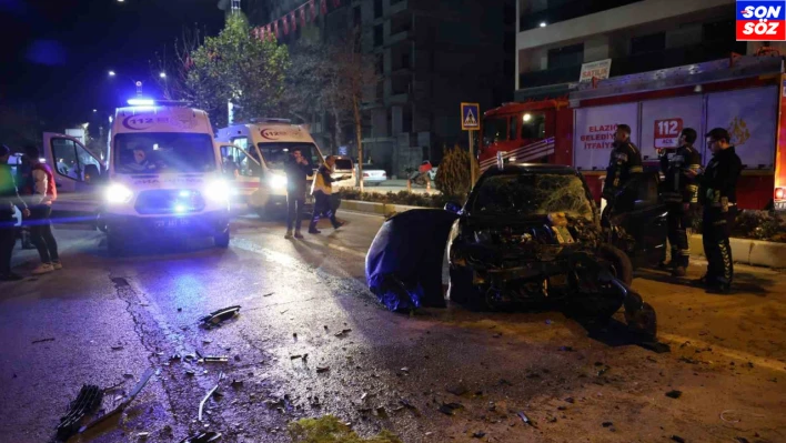 Elazığ'da ortalığın savaş alanına döndüğü kaza kamerada: 5 yaralı