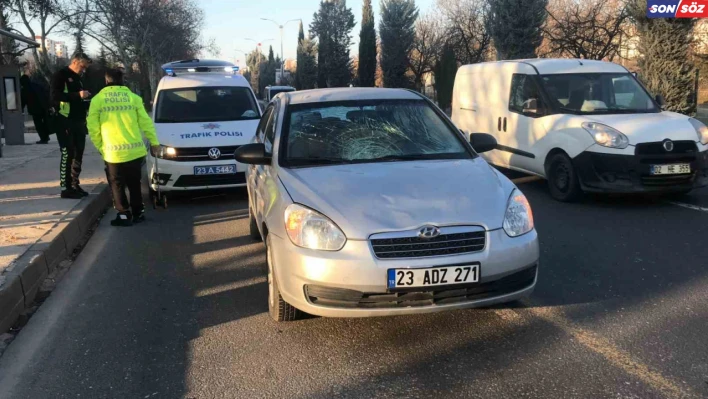 Elazığ'da otomobilin çarptığı kadın yaralandı