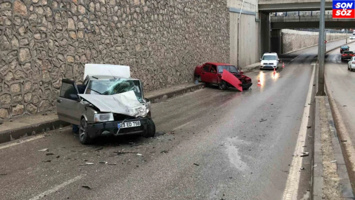 Elazığ'da otomobiller kafa kafaya çarpıştı: 4 yaralı