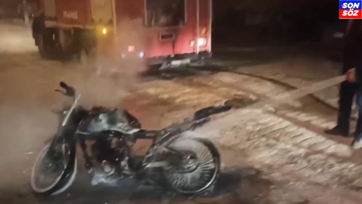 Elazığ'da seyir halindeki motosiklet yandı