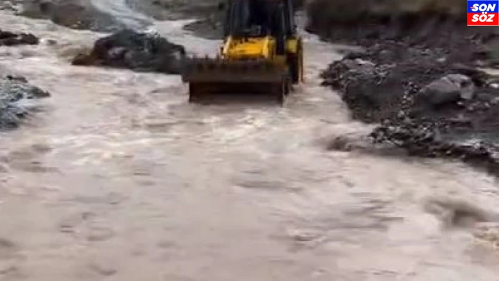 Elazığ'da şiddetli yağışlar köy yollarına zarar verdi