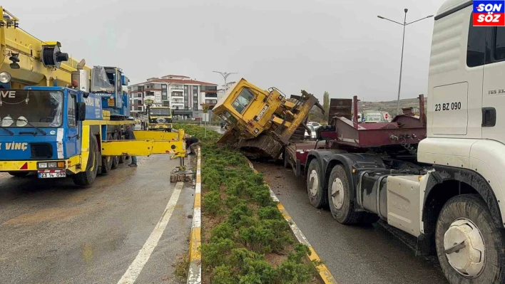 Elazığ'da taşıma aracının üstündeki dozer devrildi