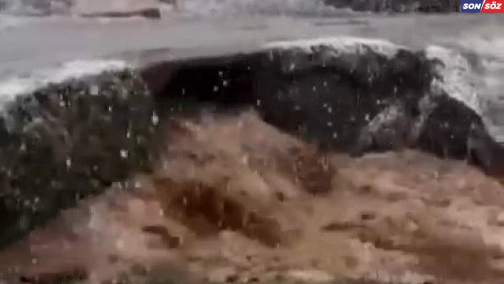 Elazığ'da yağış sonrası dereler taştı, sel nedeniyle yol çöktü