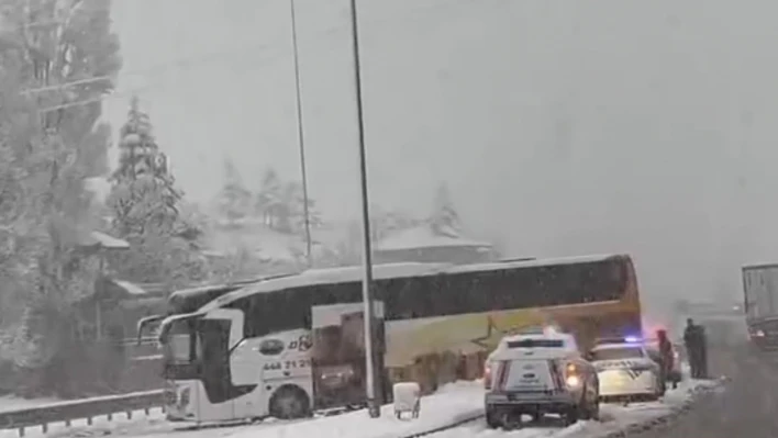 Elazığ'da yoğun kar yağışı trafiği felç etti: Kazalar ardı ardına geldi