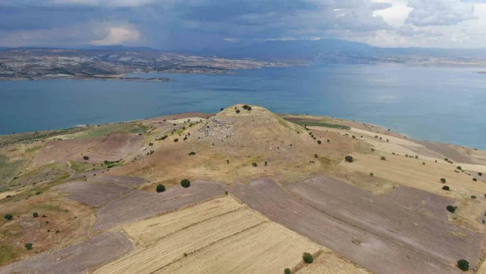 Elazığ'daki höyük manzarası ile dikkat çekiyor