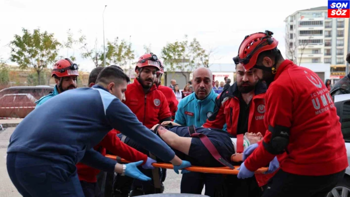 Elazığ Fethi Sekin Şehir Hastanesindeki deprem tatbikatı gerçeği aratmadı