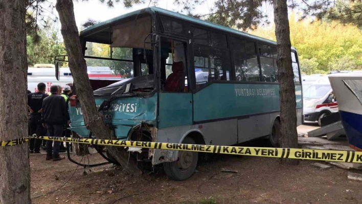 Freni patlayan midibüs 2 aracı biçip parka daldı: 1'i ağır, çoğu öğrenci 27 yaralı