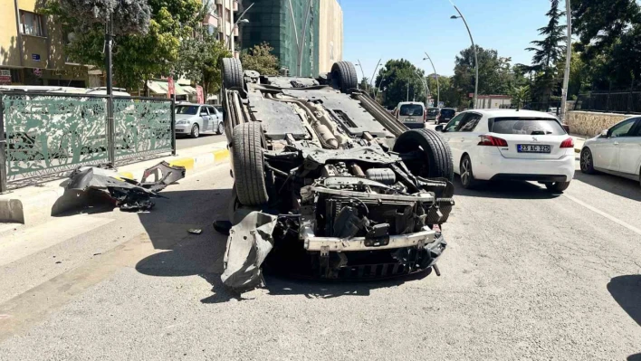 Hafif ticari araçla çarpışan otomobil takla attı: 3 yaralı