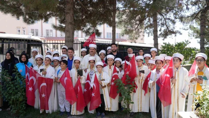 Hafız çocuklar, şehitlerin kabirleri başında Kur'an-ı Kerim okudu