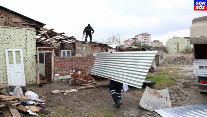 İHA'nın haberi ses getirdi: Barakada yaşayan ailenin yardımına Elazığ Belediyesi yetişti