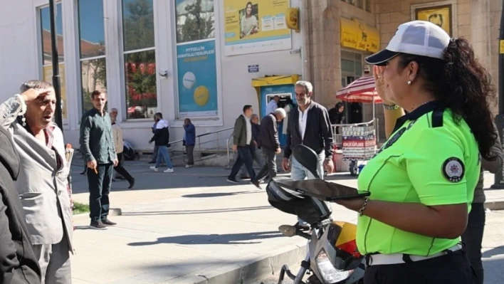 Kadın polise 'Komutanım' diyerek tekmil verdi: O anlar izleyenleri güldürdü