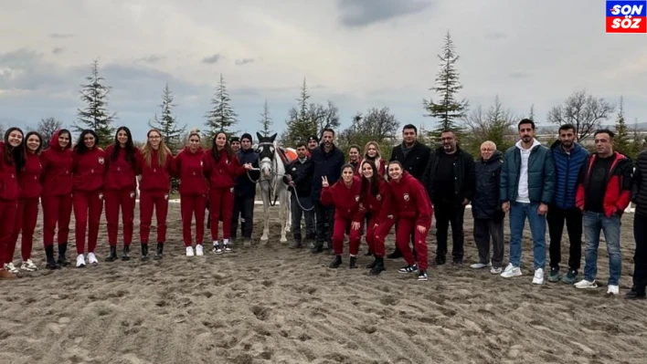 Kadın voleybolcular at binerek stres attı